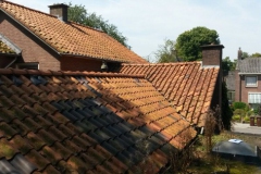 Woning met bijgebouwen, daken vervangen en schoorstenen gerenoveerd, te Otterlo